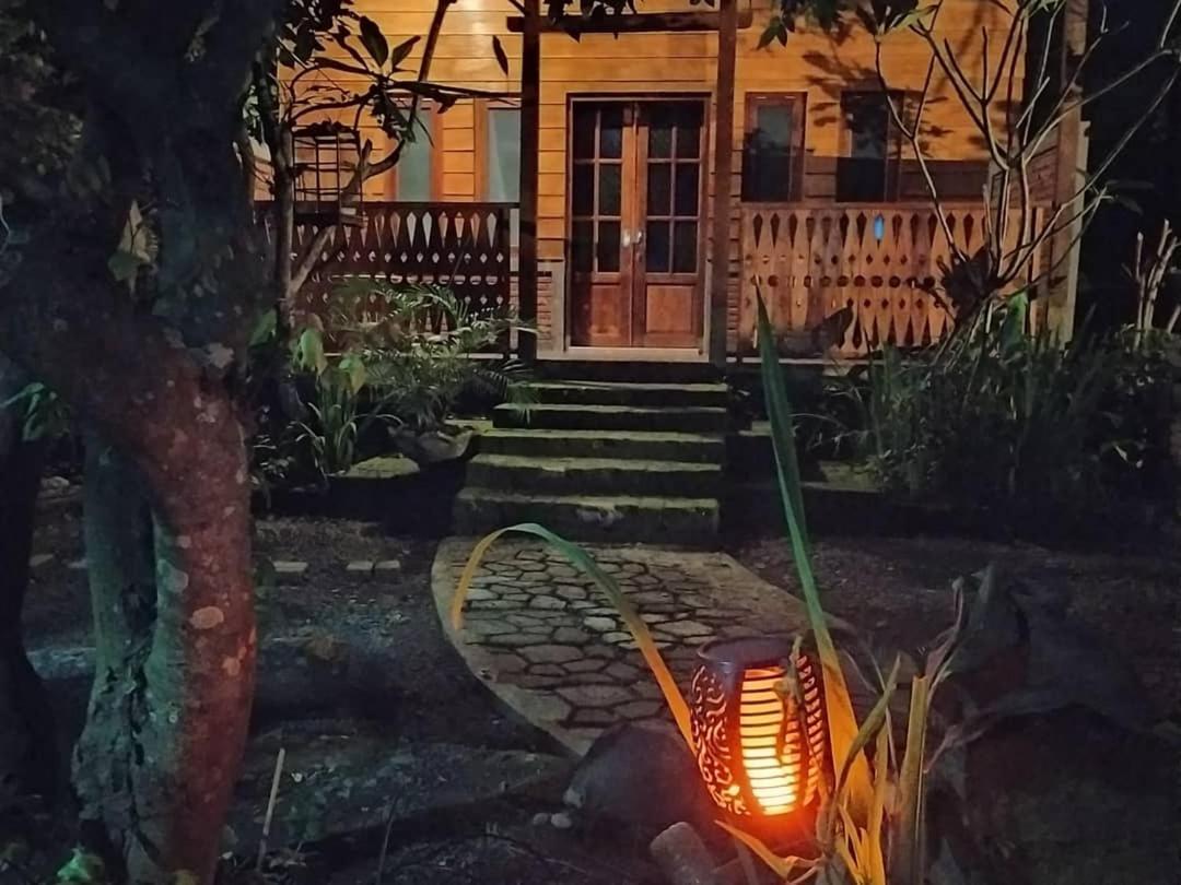 Bata Merah Homestay Banyuwangi  Extérieur photo
